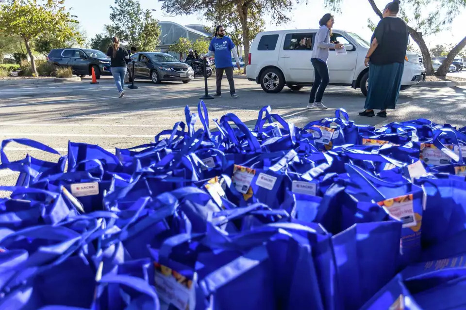 Thanksgiving giveaway partnership with the Gonzaba Foundation for Healthier Communities